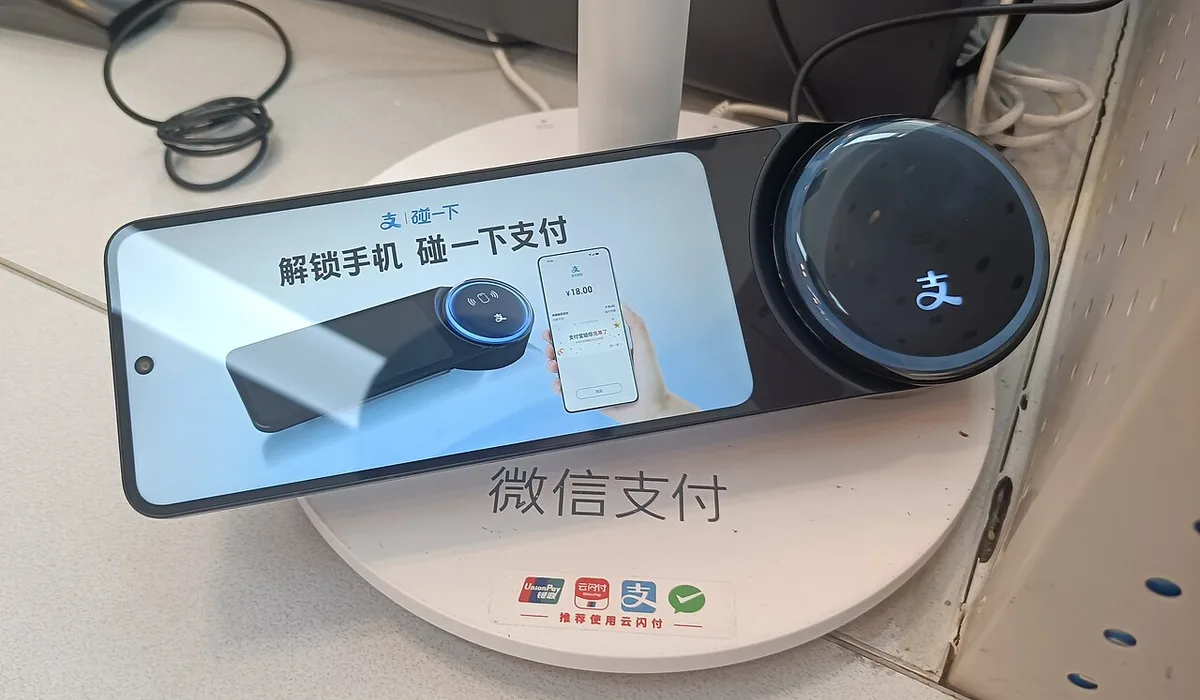 알리페이 로고와 예시 금액 화면이 표시된 NFC 결제 단말